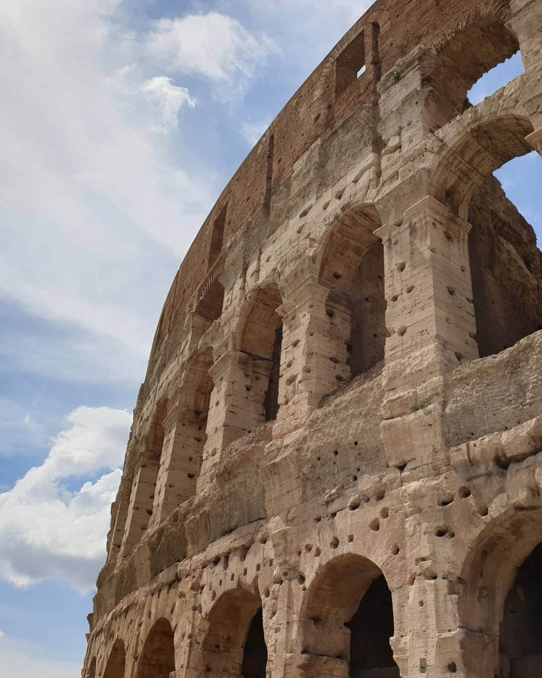 ゴーダ・ブトクテさんのインスタグラム写真 - (ゴーダ・ブトクテInstagram)「Rome , Colosseum , beautiful weather and @judahleone everything what you need to have an amaaazing day 🖤 This place has incredible history .... . . . . . #italy #colosseum #rome #history #sunnyday #livingmybestlife #lithuaniangirl #americangirl #friends #beautiful #europetour」5月20日 3時21分 - godabutkute