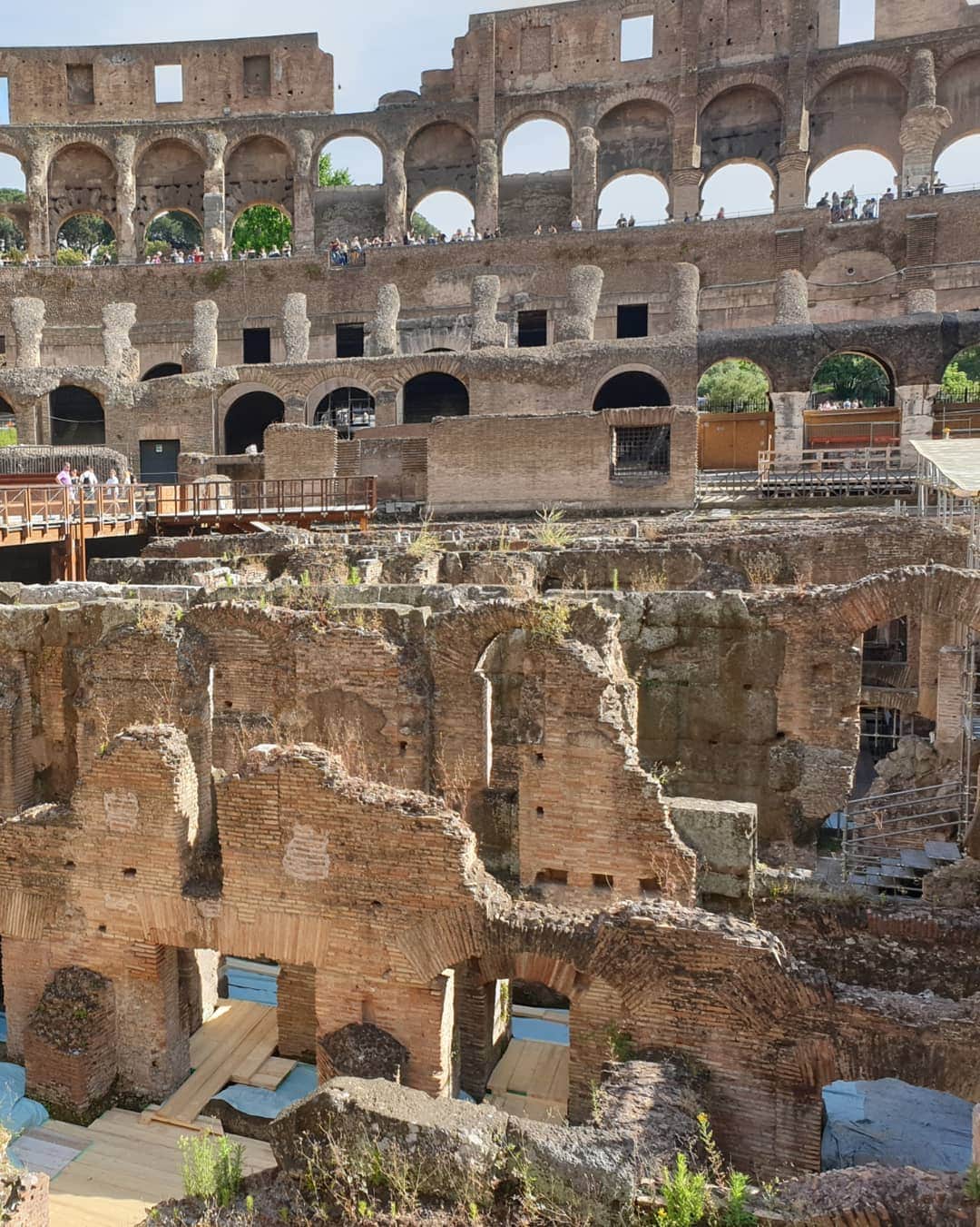 ゴーダ・ブトクテさんのインスタグラム写真 - (ゴーダ・ブトクテInstagram)「Rome , Colosseum , beautiful weather and @judahleone everything what you need to have an amaaazing day 🖤 This place has incredible history .... . . . . . #italy #colosseum #rome #history #sunnyday #livingmybestlife #lithuaniangirl #americangirl #friends #beautiful #europetour」5月20日 3時21分 - godabutkute