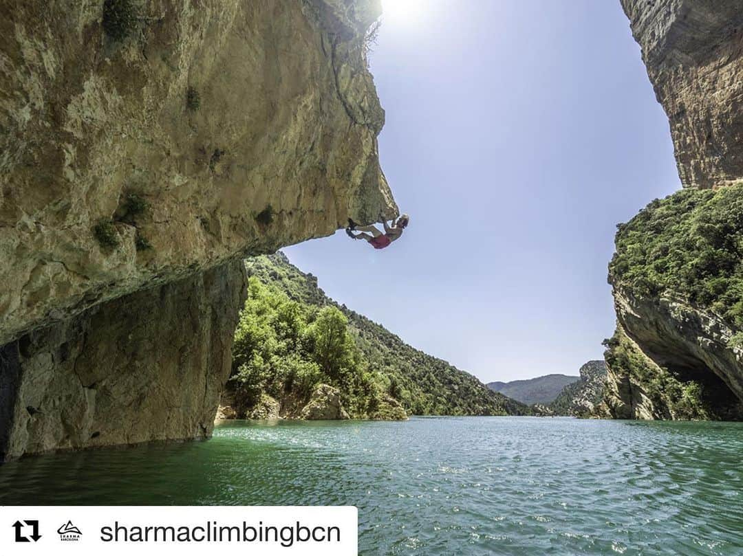 クリス・シャーマさんのインスタグラム写真 - (クリス・シャーマInstagram)「#Repost @sharmaclimbingbcn ・・・ Summer is coming, You know what that means! • • • El verano se acerca, ¡ ya sabes lo que significa! • • • #climber @chris_sharma #picture @giancolafoto #climbing #climb #rockclimbing #sportclimbing #indoorclimbing #climbing_pictures #tradclimbing #getstrong #boulder #bouldering #bloc #klettern #arrampicata #escalade #escalada #explore #adventure #exercise #fitness #training #athlete #climbmore #sport #food #comida #bar • • • @prana @tenayaclimbing」5月20日 3時21分 - chris_sharma