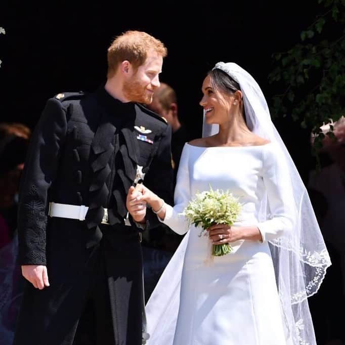 ELLE Magazineさんのインスタグラム写真 - (ELLE MagazineInstagram)「One year ago today, Prince Harry married Meghan Markle while the world watched their fairytale unfold. Click the link in bio to see how the couple celebrated their first anniversary. 👰 🤵」5月20日 3時32分 - elleusa