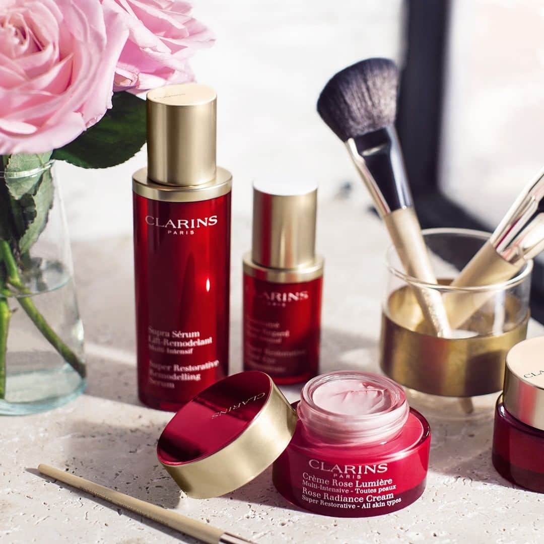 ClarinsUKさんのインスタグラム写真 - (ClarinsUKInstagram)「If this isn't #shelfie goals, we don't know what is! 😍 New Super Restorative Rose Radiance Cream is the perfect new addition to skin that's in need of replumping and radiance.  #Clarins #ItsAllAboutYou . . . . . . . . . #superrestorative #roseradiancecream #roseradiance #lifestyle #flatlay #hibiscusflower #plantpower #powerofplants #plantbasedskincare #glowyskin #skincareroutine #antiageing」5月20日 3時25分 - clarinsuk