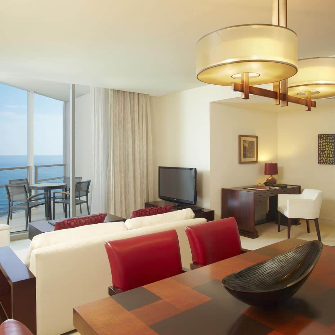 Trump Waikikiさんのインスタグラム写真 - (Trump WaikikiInstagram)「Guests enjoy our spacious residential-style accommodations no matter what time of the year. #trumpwaikiki #fivestarhotelhonolulu #luxurytravel #suites #suiteswithkitchens レジデンシャル・スタイルの広々としたゲストルームでおくつろぎ下さい。 #トランプワイキキ #5つ星ホテル #ラグジュアリートラベル #スイートルーム」5月20日 3時28分 - trumpwaikiki