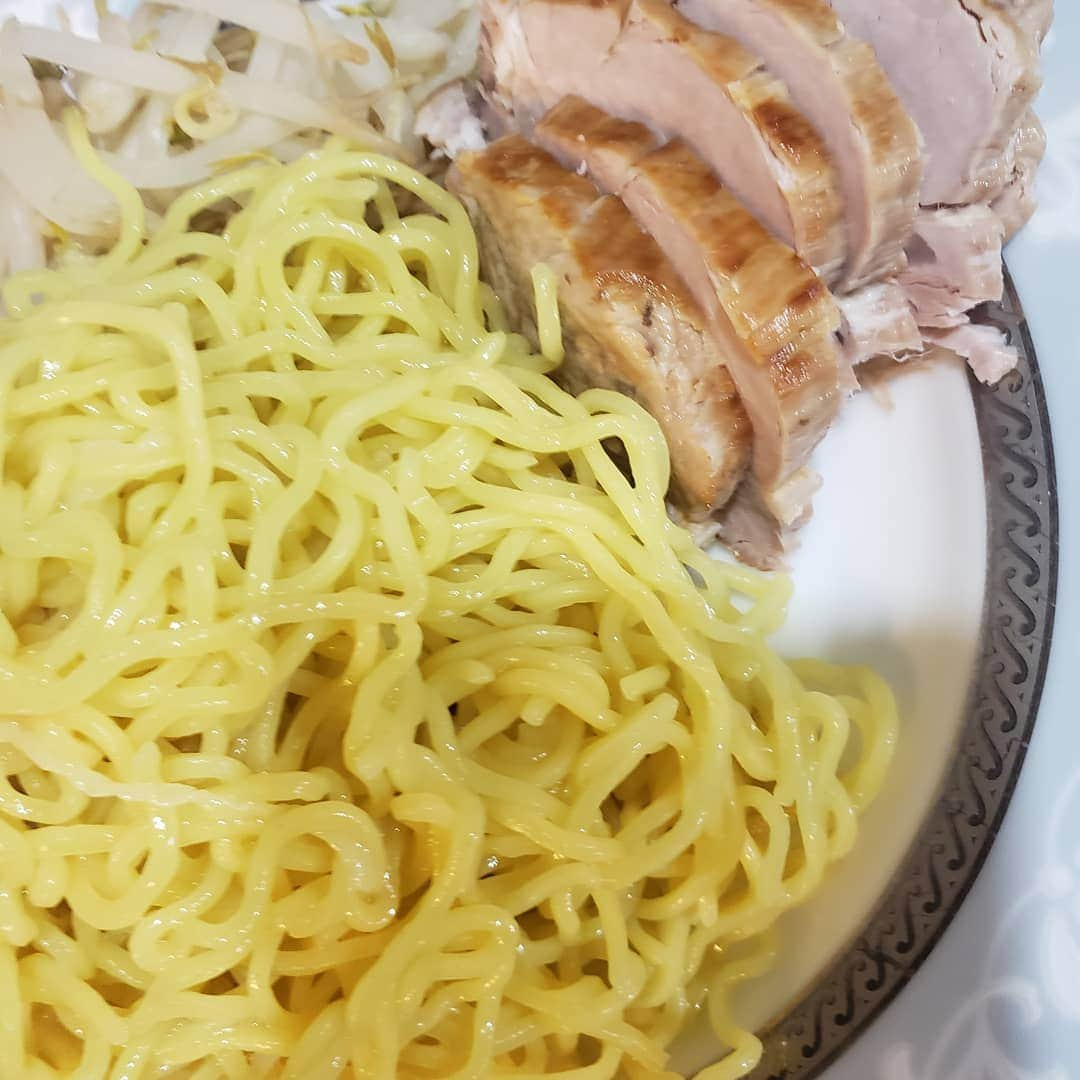 塩原康孝さんのインスタグラム写真 - (塩原康孝Instagram)「背油味噌ラーメンにチャレンジ。 背油を荒濾しできる網がなかったのがミステイク。  ガラベースのスープに、ミキサーでニンニク味噌ダレを作成。 味噌は合わせじゃなくて赤味噌ベースのがおいしいかも？  なんならラー油も自家製を作りたい、とびきり辛いの。  昼はラーメンに 夜はつけ麺に  次は天下一品風にチャレンジしたいと思います。」5月20日 3時33分 - ruisan0120