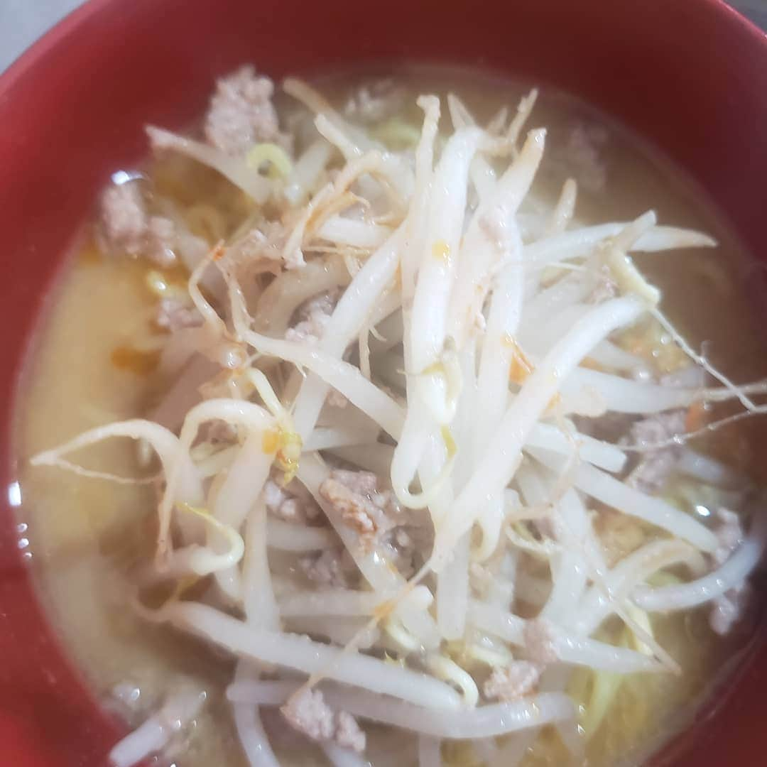 塩原康孝さんのインスタグラム写真 - (塩原康孝Instagram)「背油味噌ラーメンにチャレンジ。 背油を荒濾しできる網がなかったのがミステイク。  ガラベースのスープに、ミキサーでニンニク味噌ダレを作成。 味噌は合わせじゃなくて赤味噌ベースのがおいしいかも？  なんならラー油も自家製を作りたい、とびきり辛いの。  昼はラーメンに 夜はつけ麺に  次は天下一品風にチャレンジしたいと思います。」5月20日 3時33分 - ruisan0120