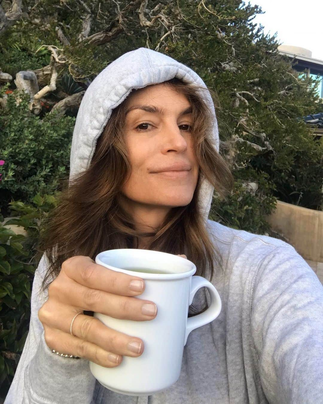 シンディ・クロフォードさんのインスタグラム写真 - (シンディ・クロフォードInstagram)「Cloudy Malibu morning ☁️ 🍵」5月20日 3時35分 - cindycrawford