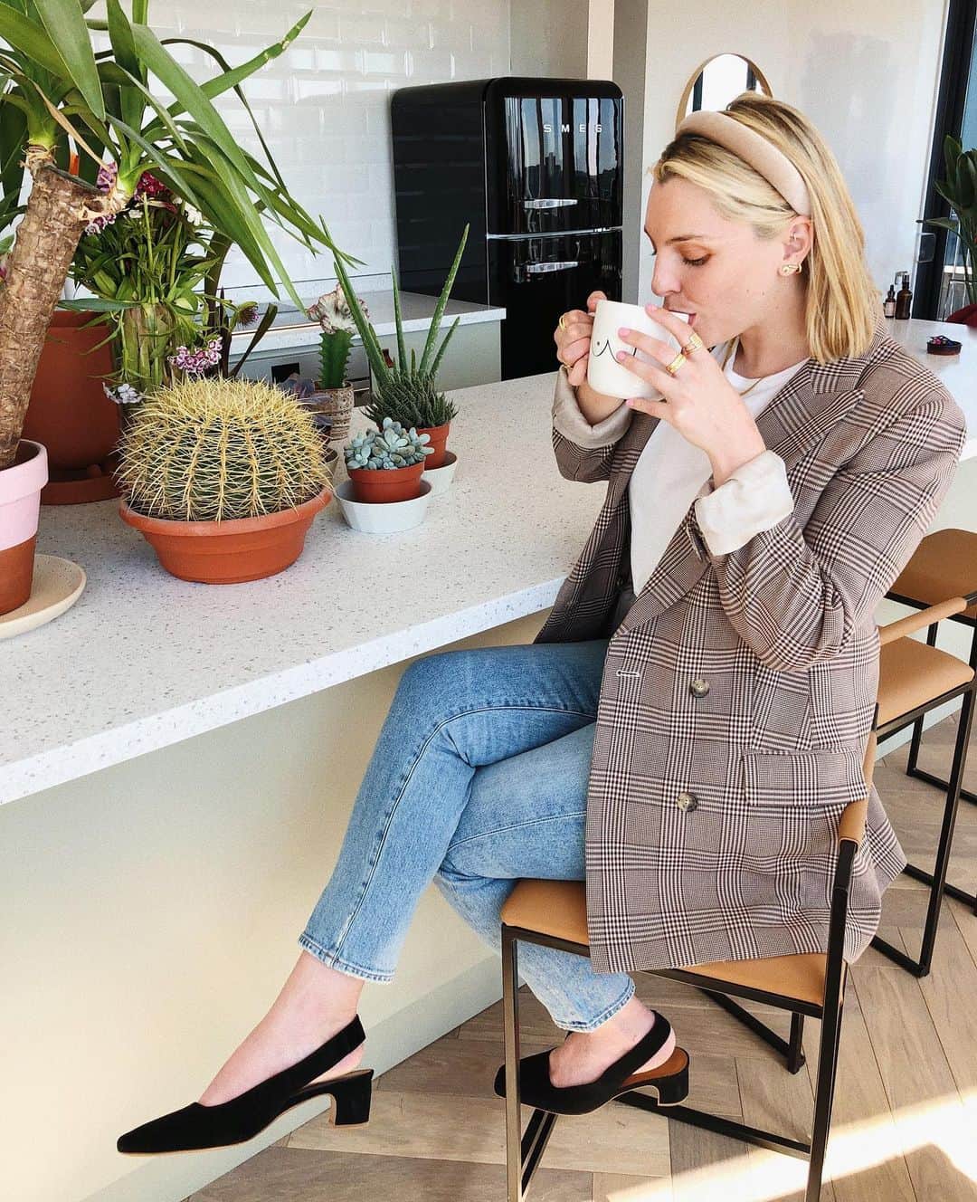 Estée Lalondeのインスタグラム：「Meet my new kitchen! My renovation video just went up on my channel! It’s not completely finished but couldn’t keep you waiting any longer! Go check it out #linkinbio 🔨💕 #ELrenovates #ELwears ________________________________________  Blazer @aritzia  Jeans @agolde  Shoes @byfar_official  Stools @by_crea (gifted) Headband @etsyuk Jewellery @daisy_jewellery (brand collab)」