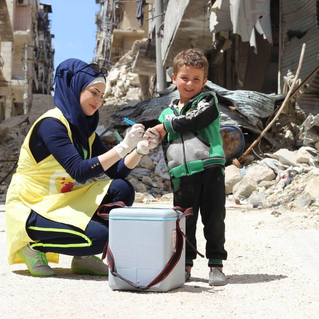 unicefさんのインスタグラム写真 - (unicefInstagram)「Wherever children are, we're protecting them from dangerous diseases. Yousef, 5, is being vaccinated in Aleppo, Syria, as part of a nationwide immunization campaign. #VaccinesWork © UNICEF/UN060913/Al-Issa」5月20日 3時45分 - unicef