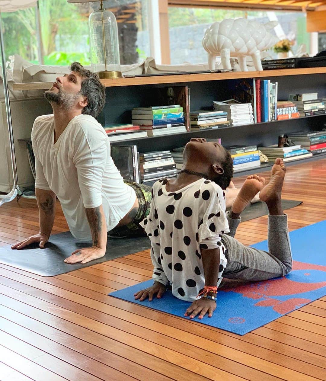 Bruno Gagliassoさんのインスタグラム写真 - (Bruno GagliassoInstagram)「Aprendendo juntos..... Um domingo cheio de AMOR, PAZ e ALEGRIA p todos! #yoga #domingo #familia 🧘‍♀️ @adrianacamargo_yoga ✌🏿」5月20日 3時45分 - brunogagliasso