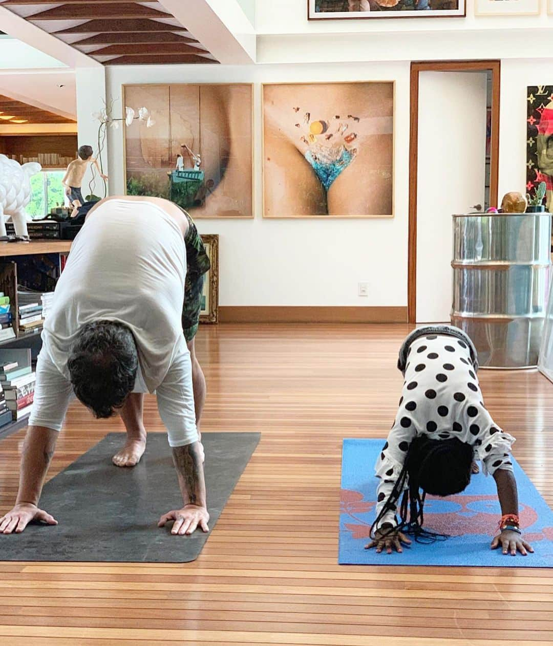 Bruno Gagliassoさんのインスタグラム写真 - (Bruno GagliassoInstagram)「Aprendendo juntos..... Um domingo cheio de AMOR, PAZ e ALEGRIA p todos! #yoga #domingo #familia 🧘‍♀️ @adrianacamargo_yoga ✌🏿」5月20日 3時45分 - brunogagliasso