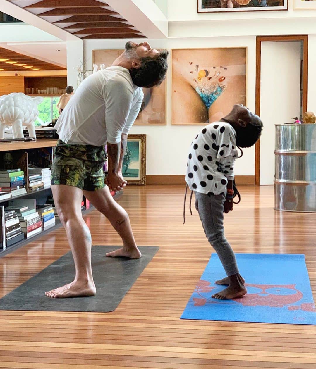 Bruno Gagliassoさんのインスタグラム写真 - (Bruno GagliassoInstagram)「Aprendendo juntos..... Um domingo cheio de AMOR, PAZ e ALEGRIA p todos! #yoga #domingo #familia 🧘‍♀️ @adrianacamargo_yoga ✌🏿」5月20日 3時45分 - brunogagliasso