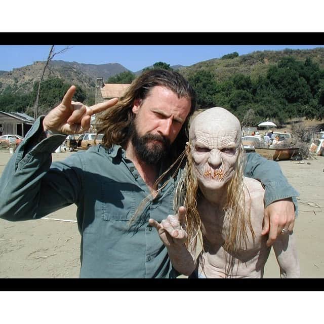 ロブ・ゾンビのインスタグラム：「Me and my pal Dr. Satan on the set of The Devil's Rejects back around 2004. Soon after this pic was taken I had to break the news he was cut from the movie. Photo by @wayne_toth_fx #robzombie #drsatan #thedevilsrejects #freethethree #sherimoonzombie #sidhaig #billmoseley #walterphelan」