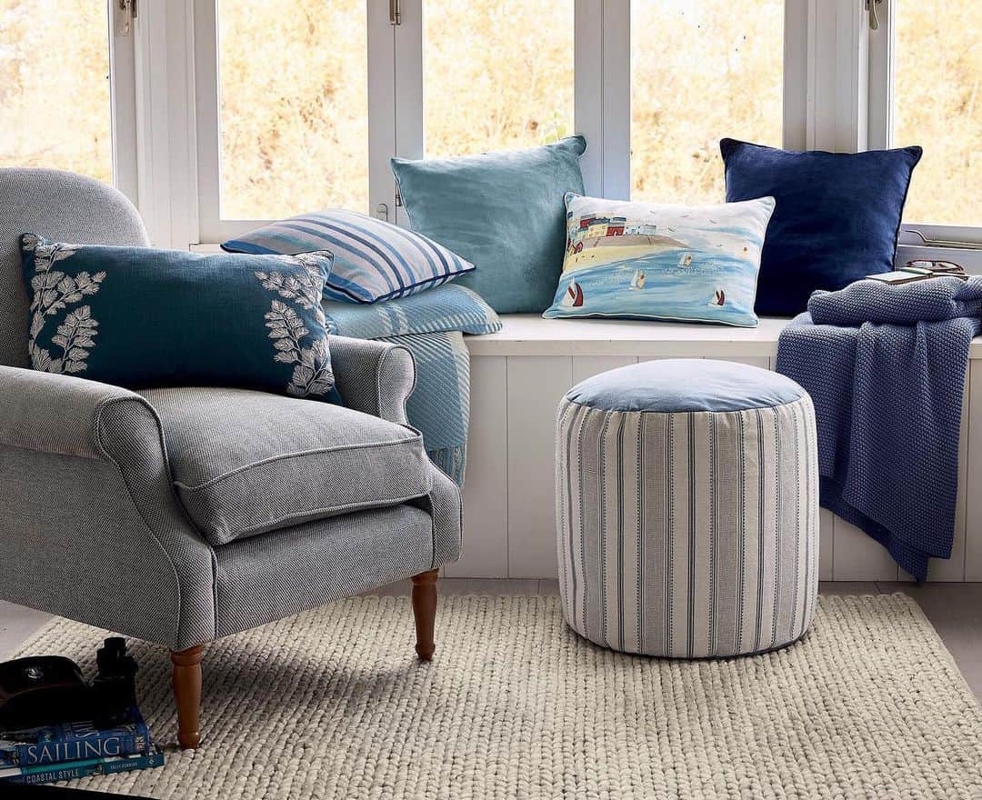 ローラアシュレイのインスタグラム：「A splash of blue brings the timeless charm of the coast into your interiors 💙」