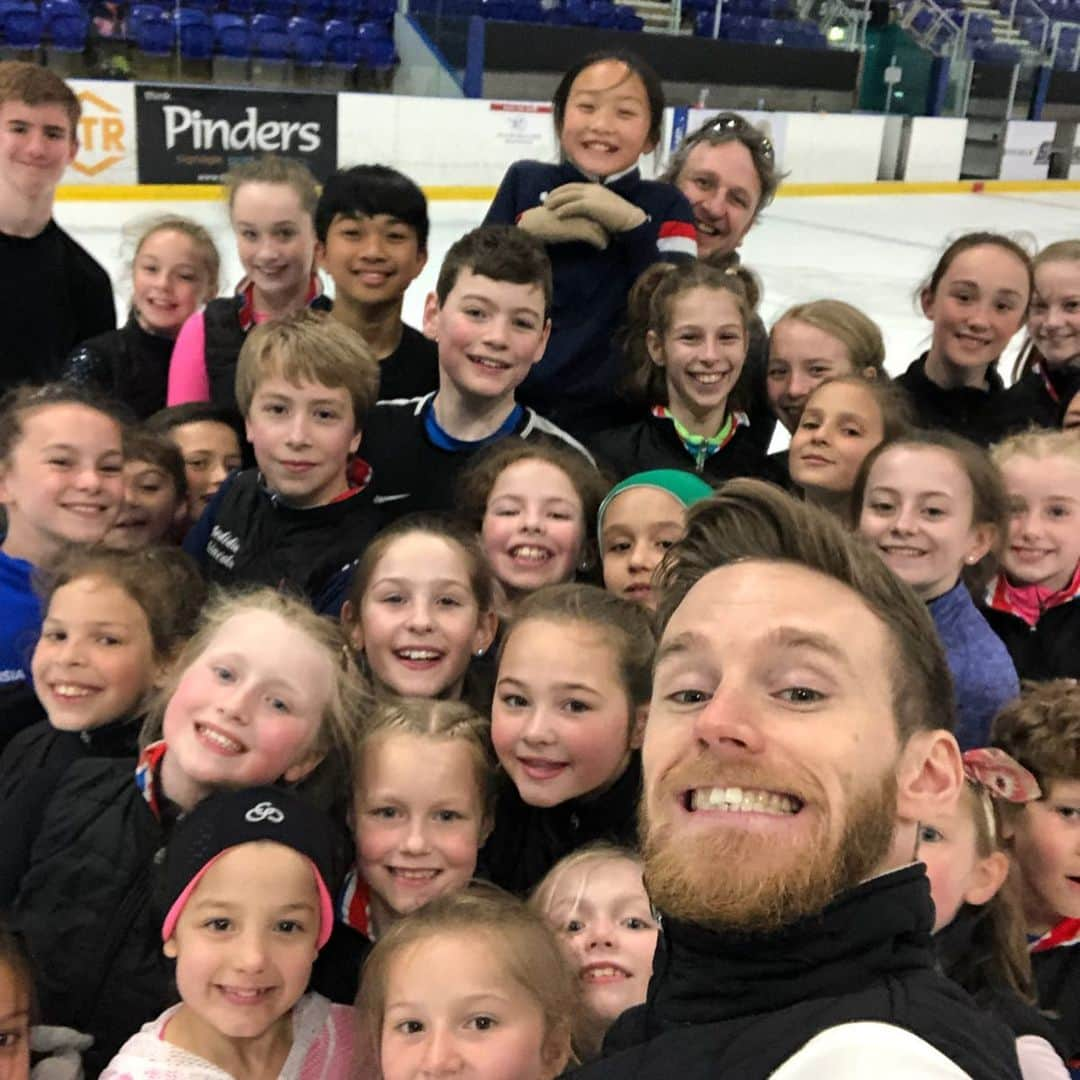 Phil Harrisのインスタグラム：「It was a pleasure working with the kids at the @britishiceskating development camp this week! ⛸🇬🇧 A fantastic bunch of up and coming stars that all worked incredibly hard! 💪🏼✨👊🏼 Keep it up and I will see you all soon 👍🏼👏🏼 . . . @chiquesport @eis2win @pulsinhq @internationalschoolofskating @mkblades @jackson.ultima @graffigure #coach #development #athletes #training #trainingcamp #britishiceskating #teamgb #work #coaching #team #superstars #future #futurestars #iceskater #iceskating #figureskater #figureskating #nextlevel #watchthisspace #sunday #supersunday #proud #success #discover #life #lifestyle」