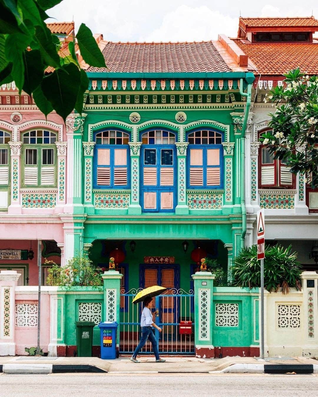 Travel + Leisureさんのインスタグラム写真 - (Travel + LeisureInstagram)「Streets are chockablock with pastel-colored shop-houses in Katong. Get our definitive guide to Singapore at the link in bio! #tlpicks courtesy of @elensham」5月20日 4時00分 - travelandleisure