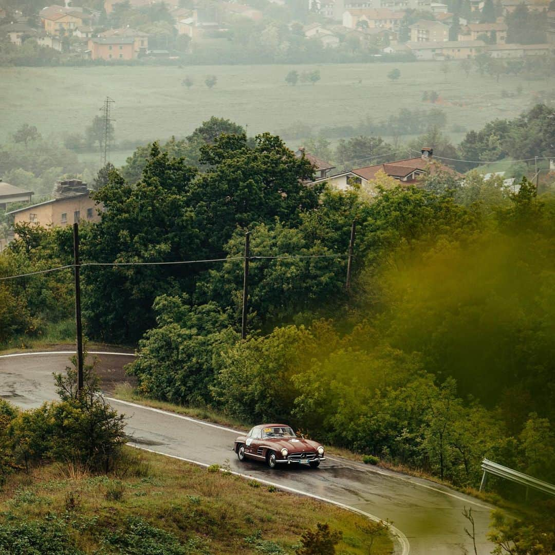 MERCEDES AMG PETRONASさんのインスタグラム写真 - (MERCEDES AMG PETRONASInstagram)「After an incredible four days of adventure, emotions and Italian lifestyle, the 2019 Mille Miglia comes to an end. The eighth Mercedes 300 SL finished the rally and all drivers go home with memories that will last a lifetime. Grazie and see you next year! 🙌 • #MBmille #MBclassic #1000miglia #1000miglia2019 @mercedesbenzmuseum」5月20日 4時01分 - mercedesamgf1