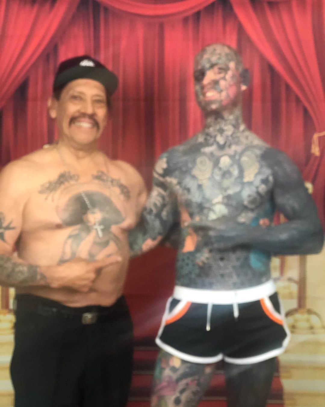 ダニー・トレホさんのインスタグラム写真 - (ダニー・トレホInstagram)「Having fun with my fans, here with @freakyhoody at @alchemytattooexpoch . . . #tattoos #tattoo #switzerland #freakyhoody #machete #dannytrejo」5月20日 4時15分 - officialdannytrejo
