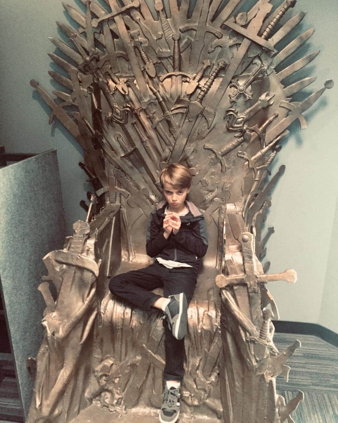 ジャクソン・ロバート・スコットさんのインスタグラム写真 - (ジャクソン・ロバート・スコットInstagram)「Hmmm...Who will sit on the Iron Throne? #GOT #IronThrone #GOTFinale #gameofthrones」5月20日 4時08分 - jacksonrobertscottofficial