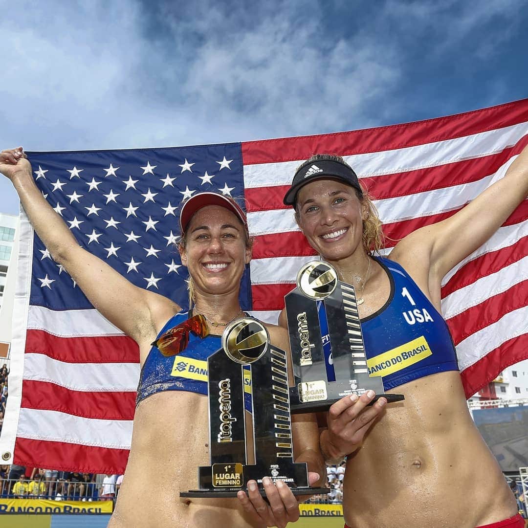 USA Volleyballさんのインスタグラム写真 - (USA VolleyballInstagram)「CHEERS! 📣 For April Ross and Alix Klineman who took GOLD 🥇 at the FIVB 4⭐ in Itapema! 🎇 --- In the final, the #ATeam beat Canada's Sarah Pavan/Melissa Humana-Paredes, 25-23, 18-21, 15-10.」5月20日 4時08分 - usavolleyball