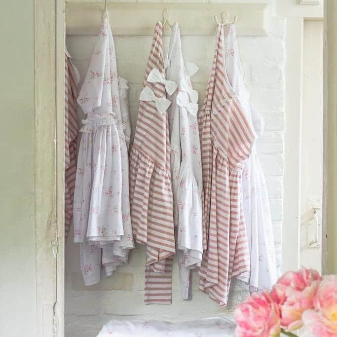 キャベジズ&ローゼズのインスタグラム：「Ruffles & bows 💕  #organiccotton #organicfashion #britishfashion #cosy #summer #livinglifebeautifully #cabbagesandroses #cabbagesandroseslifestyle #cabbagesandrosesfashion #sundaymood @christina_strutt @just_belle @cabbagesandroses_shop」