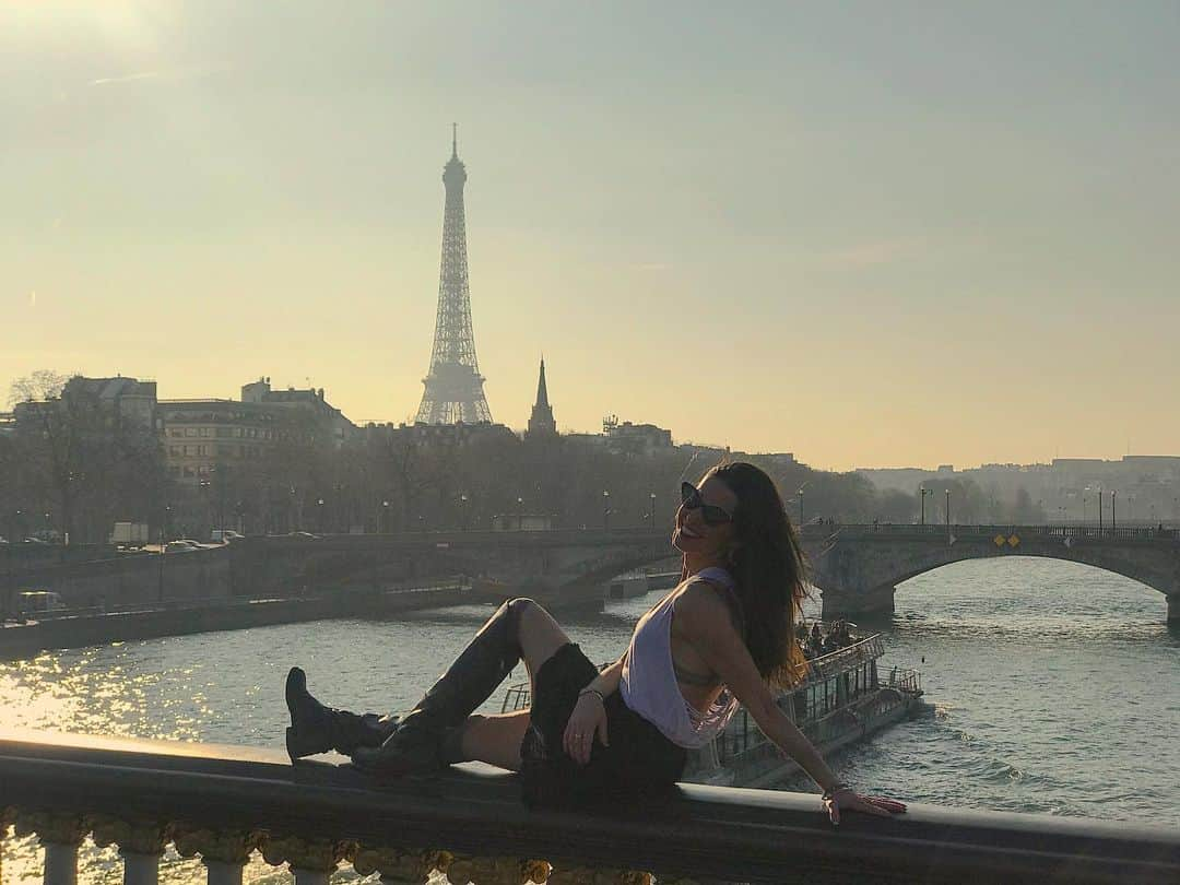 ヴァレンティーナ・マルケイさんのインスタグラム写真 - (ヴァレンティーナ・マルケイInstagram)「28.02.2019 A Parigi ho amato, ma amato talmente tanto che all’improvviso tutto quello che c’era stato prima non aveva più la stessa importanza. Perché l’Amore è così, è capace di farti scoppiare il cuore, di aggrovigliarti lo stomaco anche al solo pensiero, di darti quella felicità che vorresti urlare all’aria aperta tra la folla. Non so a voi, questo è l’effetto che ha su di me. Ma l’Amore è capace anche di toglierti tutto, di farti sentire vuota quando non c’è più. Ti perdi in pensieri, immagini, ricordi e continui a cercare quello che è stato senza preoccuparti di ricostruire qualcosa di nuovo, diverso e altrettanto unico.  Nello sport, come in Amore, a Parigi sono rinata, dopo essermi totalmente persa. Ho cercato con forza di ritrovare quelle sensazioni che avevo vissuto fino a quel momento. La mia comfort zone, quella che pensavo fosse la mia unica felicità, la sola cosa che conoscevo fino a quel momento. Ecco, il tour mi ha dato la possibilità di ri-apprezzare la mia passione da un’altra punto di vista e viverla come se fosse la prima volta su una pista ghiacciata. Mi ha insegnato a lasciarmi scivolare le cose addosso, ma soprattutto ad accettare il fatto che le cose non vanno mai come le programmi o come ti aspetti che vadano. Mi ha dato la possibilità di essere finalmente me stessa e dare di nuovo ossigeno al cuore spezzato. In Amore, come nello sport e nella vita, appassionatevi e non serbate rancore.  Chi vi sta intorno merita di essere riscaldato dal sole che avete dentro☀️ #TOURstories」5月20日 4時10分 - valemarchei14