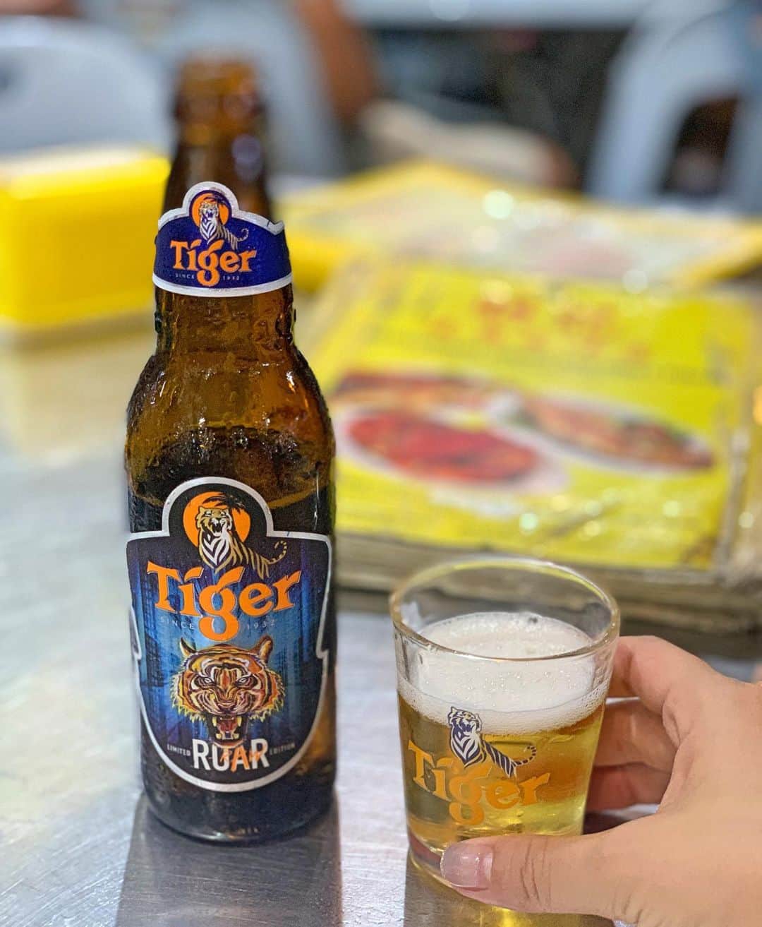 長嶺菜菜子のインスタグラム：「✈︎マレーシア観光 ﻿ タイガービール🍺﻿ めちゃくちゃ飲みやすいヾ(*･∀︎･*)ﾉﾞ﻿ ﻿ ﻿ オリオンビールに似てる( '∀︎' )﻿ 暑いところのビールはどこも似てる( '∀︎' )﻿ ﻿ ﻿ 水みたいに飲んじゃう( '∀︎' )﻿ ﻿ ﻿ ﻿ クアラルンプール最大の屋台街アロー通りで﻿ 夜ご飯😋🙌﻿ ﻿ ﻿ 夜の23時過ぎでもすんごい人ですんごい賑わいヾ(*･∀︎･*)ﾉﾞ﻿ ﻿ ﻿ ご飯はスモールサイズでも十分満腹になる量﻿ そしてめちゃくちゃ安い﻿ ﻿ ﻿ お酒頼んで2種頼んで1500円しないくらい🤩🤩﻿ マレーシア🇲🇾良きヾ(*･∀︎･*)ﾉﾞ﻿ ﻿ ﻿ ﻿ #旅行 #旅 #旅女子 #旅行好き ﻿ #お酒好き #飲んべぇ﻿ #旅行の醍醐味はご飯とお酒です﻿ #マレーシア #マレーシア観光 ﻿ #屋台通り#アロー通り﻿ #クアラルンプール ﻿ #タイガービール﻿ #旅なな」