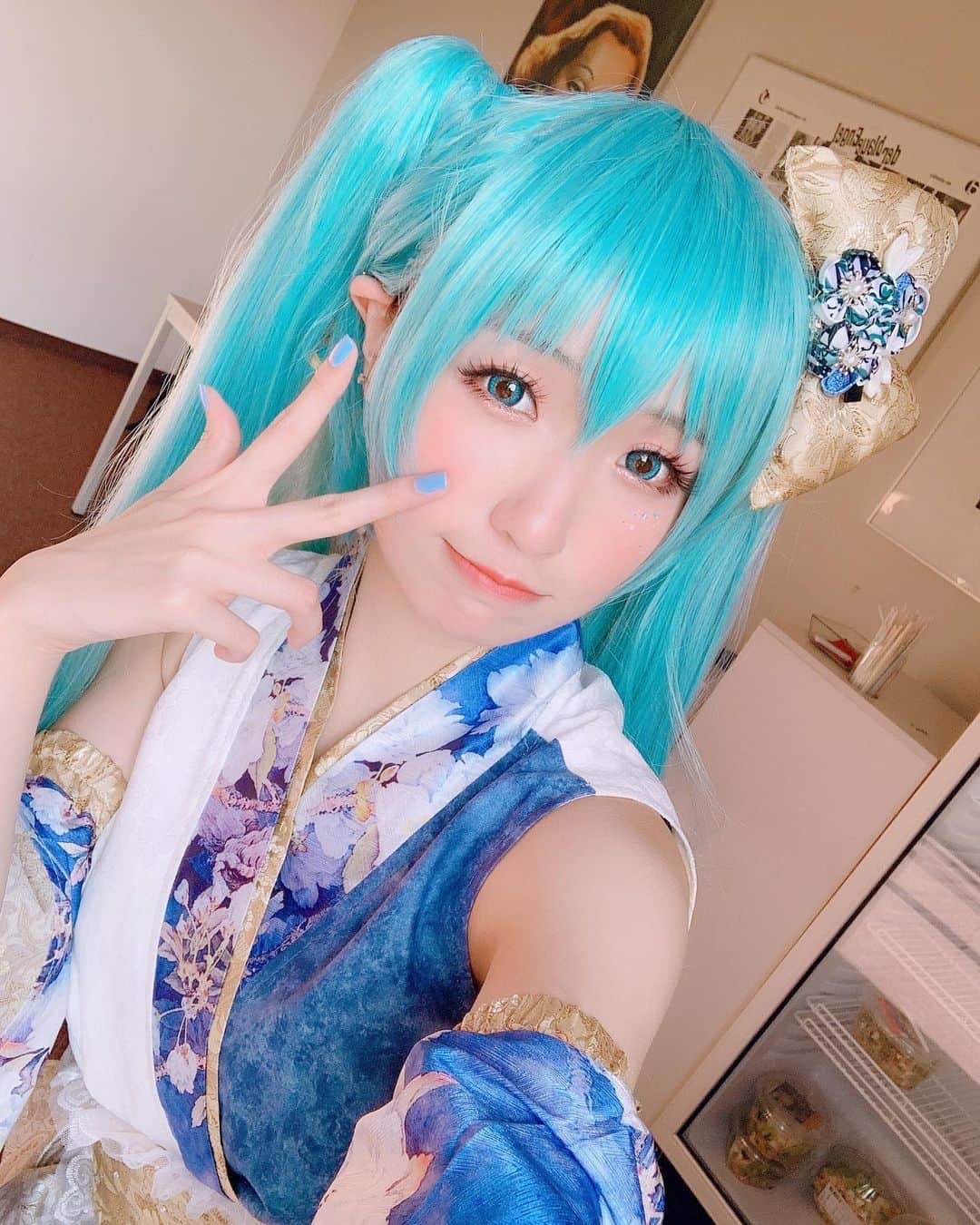 Sherryさんのインスタグラム写真 - (SherryInstagram)「- Anime Messe Berlin Day 2❣️ Just finished both days performance💕 Did you enjoy it?✨✨ I am so glad to get invited with V-Project members to present our stage to all of you! Thank you all the helpers & the guys who loved us!💖✨ I hope we can come to Germany againヾ(๑ㆁᗜㆁ๑)ﾉ"  剛剛完了兩天的表演了!! 你們喜歡嗎？💕 很開心這次能為德國的大家帶來兩天的表演(⁎˃ᴗ˂⁎) 謝謝各位小幫手還有來看我們表演的大家!!!你們的歡呼聲太棒了💖✨✨ 希望之後能再次來到德國的場次喔⊂(˃̶͈̀ε ˂̶͈́ ⊂ ) #cosplay #animemesseberlin #vocaloid #miku #hatsunemiku #silverxherecosplay」5月20日 4時17分 - silverxhere