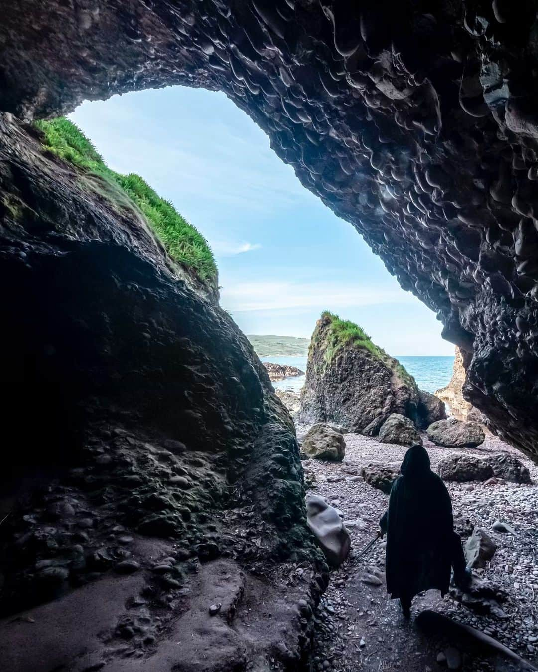 Nicanor Garcíaさんのインスタグラム写真 - (Nicanor GarcíaInstagram)「In search of the throne | En busca del trono #nicanorgarcia #GOTTerritory #GlassOfThrones @tourismireland @descubreirlanda · Algunas localizaciones de GoT y lugares interesantes en la ruta costera de la Calzada de Irlanda del Norte: 1. Los Dark Hedges - El Camino Real [2x01] 2+3. La Calzada del Gigante 4. Las Cuevas de Cushendun - Una gruta en Tierra de las Tormentas [4x04] 5. Puente colgante de Carrick-a-Rede 6. Ballintoy - El Puerto de Lordsport y Pyke [2x02/2x03/6x05] 7. Castillo de Dunluce 8+9. Abadía de Inch - Campamento Robb Stark, Tierra de los Ríos [1x10] · Some GoT locations and interesting places on the Causeway Coastal Route in Northern Ireland: 1. The Dark Hedges - The Kingsroad [2x01] 2+3. Giant’s Causeway 4. Cushendun Caves - A cove in the Stormlands [4x04]  5. Carrick-a-Rede Rope Brige 6. Ballintoy - Lordsport Harbour & Pyke [2x02/2x03/6x05] 7. Dunluce Castle 8+9. Inch Abbey - Robb Stark’s Camp. Riverrun [1x10] · #DiscoverIreland #DiscoverNI #Ireland #LoveIreland #InstaIreland #ad」5月20日 4時17分 - nicanorgarcia