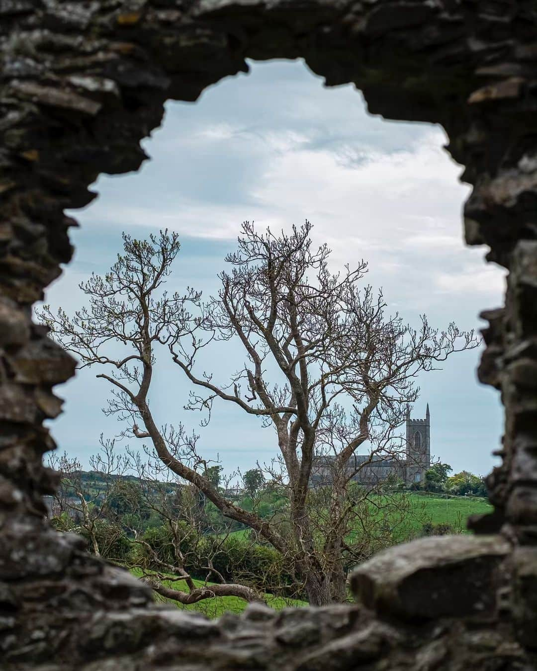 Nicanor Garcíaさんのインスタグラム写真 - (Nicanor GarcíaInstagram)「In search of the throne | En busca del trono #nicanorgarcia #GOTTerritory #GlassOfThrones @tourismireland @descubreirlanda · Algunas localizaciones de GoT y lugares interesantes en la ruta costera de la Calzada de Irlanda del Norte: 1. Los Dark Hedges - El Camino Real [2x01] 2+3. La Calzada del Gigante 4. Las Cuevas de Cushendun - Una gruta en Tierra de las Tormentas [4x04] 5. Puente colgante de Carrick-a-Rede 6. Ballintoy - El Puerto de Lordsport y Pyke [2x02/2x03/6x05] 7. Castillo de Dunluce 8+9. Abadía de Inch - Campamento Robb Stark, Tierra de los Ríos [1x10] · Some GoT locations and interesting places on the Causeway Coastal Route in Northern Ireland: 1. The Dark Hedges - The Kingsroad [2x01] 2+3. Giant’s Causeway 4. Cushendun Caves - A cove in the Stormlands [4x04]  5. Carrick-a-Rede Rope Brige 6. Ballintoy - Lordsport Harbour & Pyke [2x02/2x03/6x05] 7. Dunluce Castle 8+9. Inch Abbey - Robb Stark’s Camp. Riverrun [1x10] · #DiscoverIreland #DiscoverNI #Ireland #LoveIreland #InstaIreland #ad」5月20日 4時17分 - nicanorgarcia