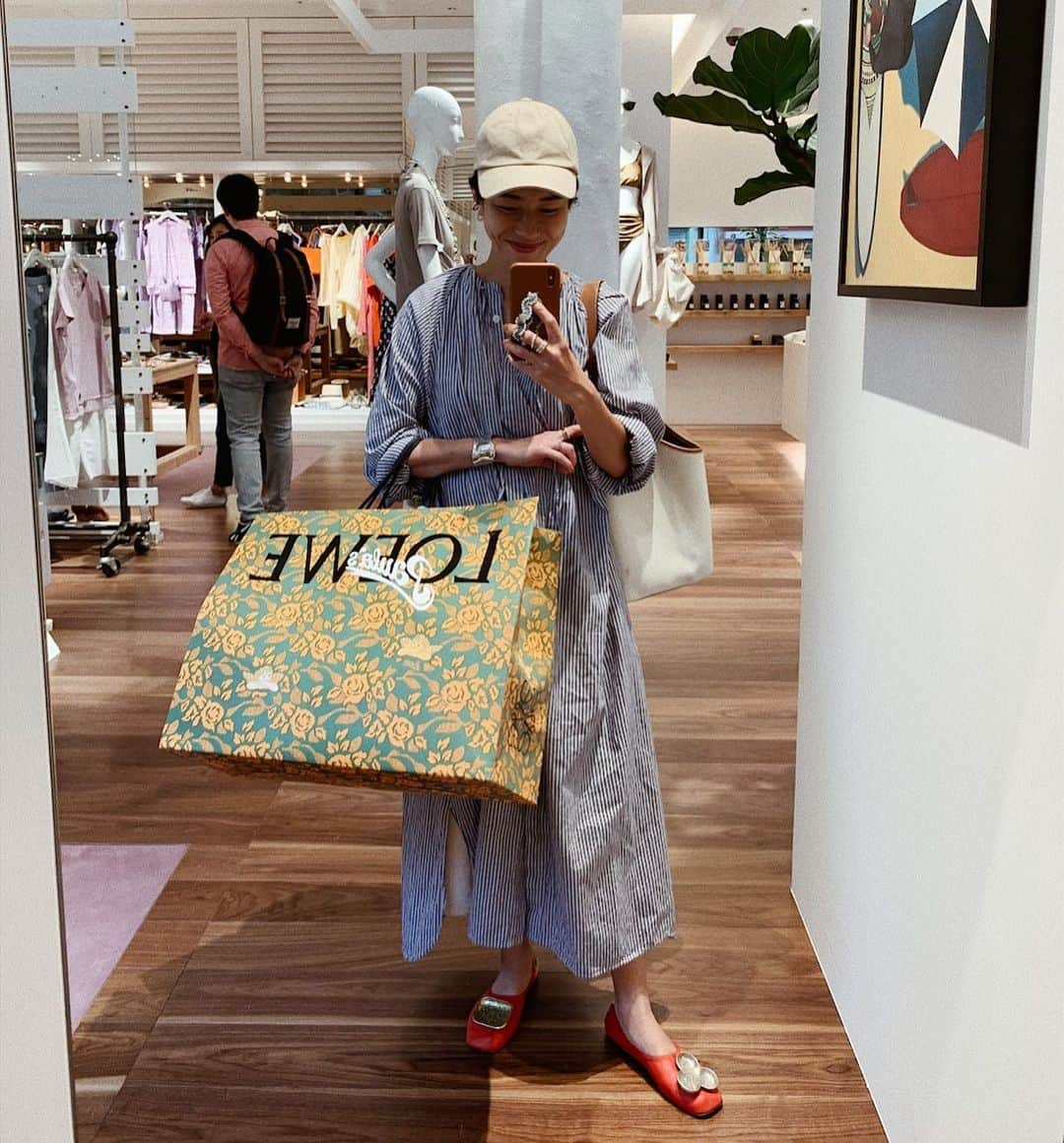 正中雅子さんのインスタグラム写真 - (正中雅子Instagram)「Sunday🍋🌴 * @loewe のパウラズ イビザコレクションを主人に遅めのお誕生日プレゼントにしてもらってめちゃくちゃご機嫌🤤💛 * ショッパーまでかわいい♡ * このコレクション、タイプすぎて気になってたのー🥺 ありがとう🙏🧔🏾 * イビザも行ってみたい👙 * 今日は @machatt_ のギャザーシャツドレスでした☺︎ * POP UP STOREで先行再入荷します🕊 * #masaco服  #MACHATT #loewe」5月19日 19時31分 - masacoshonaka