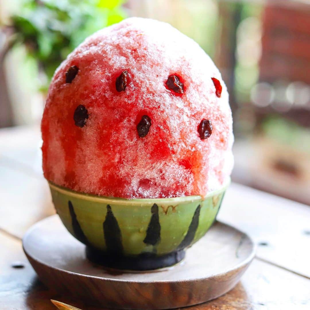 きょん。さんのインスタグラム写真 - (きょん。Instagram)「. .  森森舎 @shinshinsha さん。  こんなにも スイカでスイカなかき氷 きっとほかには ないことでしょう。  見た目だけに非 食べて尚 スイカであります故🍉  #sweets#森森舎#watermelon#kakigori」5月19日 19時29分 - kyon_tokiiro
