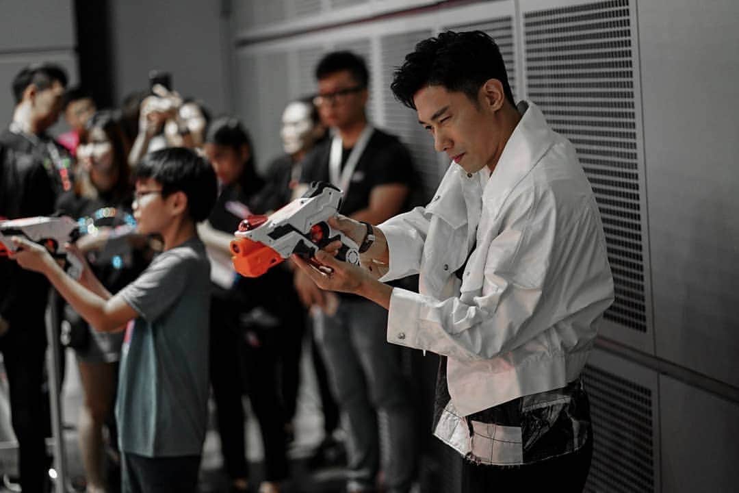 デスモンド・タンのインスタグラム：「I had loads of fun at SG:Digital Wonderland, organised by @IMDAsg . I instantly transformed into a kid when I was playing all the VR and AR games at the fair. Come beat my scores, are you game? 🎮  Tech is truly fun and cool! It creates new experiences and changes the way we do things, in life, in learning or at play. What big realisation today is how tech bonds family together through the experience.  Do swing by with your friends and family, especially if you are in the area!  #SGDigitalWonderland #SGDWonderland #SGDigital #IMDAsg」