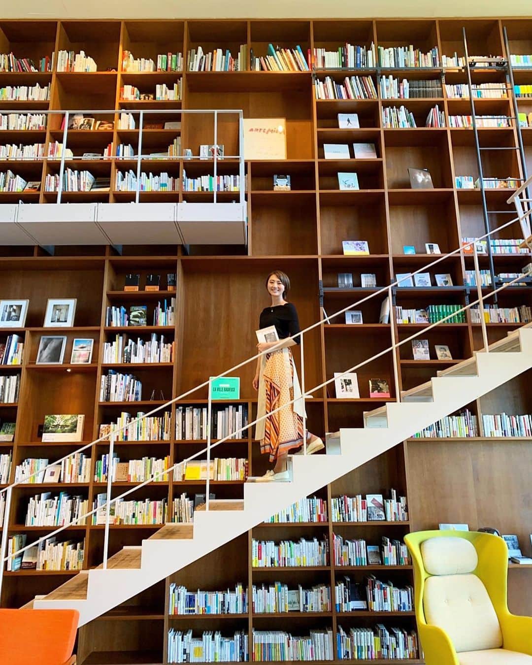 尾崎ななみさんのインスタグラム写真 - (尾崎ななみInstagram)「❁ ㅤㅤㅤㅤㅤㅤㅤㅤㅤㅤㅤㅤㅤ @hakonehonbako に行きたくて、週末は箱根にお出かけ。 ㅤㅤㅤㅤㅤㅤㅤㅤㅤㅤㅤㅤㅤ 12000冊の本が館内の至る所にあり、好きな本を選んで部屋でゆっくり読めます。 ㅤㅤㅤㅤㅤㅤㅤㅤㅤㅤㅤㅤㅤ いっぱいありすぎて、どんな本があるのか探すのも楽しい¨̮♡︎ ㅤㅤㅤㅤㅤㅤㅤㅤㅤㅤㅤㅤㅤ  本棚の間には秘密基地のように、遊び心ある読書スペースも♬ ㅤㅤㅤㅤㅤㅤㅤㅤㅤㅤㅤㅤㅤ  ㅤㅤㅤㅤㅤㅤㅤㅤㅤㅤㅤㅤㅤㅤㅤㅤㅤㅤㅤㅤㅤㅤㅤㅤ  ㅤㅤㅤㅤㅤㅤㅤㅤㅤㅤㅤ ㅤㅤㅤㅤㅤㅤㅤㅤㅤㅤㅤㅤㅤ  ㅤㅤㅤㅤㅤㅤㅤㅤㅤㅤㅤㅤㅤ ㅤㅤㅤㅤㅤㅤㅤㅤㅤㅤㅤㅤㅤ ㅤㅤㅤㅤㅤㅤㅤㅤㅤㅤㅤㅤㅤ ✧︎*⑅୨୧┈┈┈┈୨୧⑅* ❁︎⑅୨୧┈┈┈┈୨୧⑅✧︎*。 #神奈川#箱根#旅#本#ブックホテル#本のある暮らし#箱根本箱#尾崎ななみ#伊勢志摩アンバサダー」5月19日 19時37分 - nanami_ozaki_73