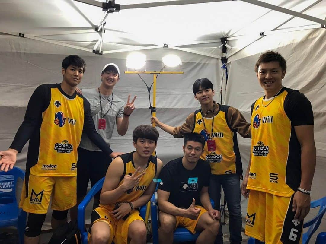 青木康平さんのインスタグラム写真 - (青木康平Instagram)「韓国3X3の開幕戦でした！ willのアドバイザーとして参加しましたが、僕の力不足で2位という非常に悔しい結果になりました。。 優勝したTOKYO DIMEはさすがの集中力でした！おめでとうございます。 KBLから参戦してくれたチョン ヒョヌ！ありがとう🙇 この負けを活かせるように頑張ります🙇 また、応援団長の韓国アイドルグループのマイネームのインスと日本から沢山の応援ありがとうございました！！ マネージャーのタイチありがとう👍笑 #will#大濠高校OB#ダイスケ初負け#ごめんなさい🙇‍♂️#リベンジ」5月19日 19時48分 - cohey11