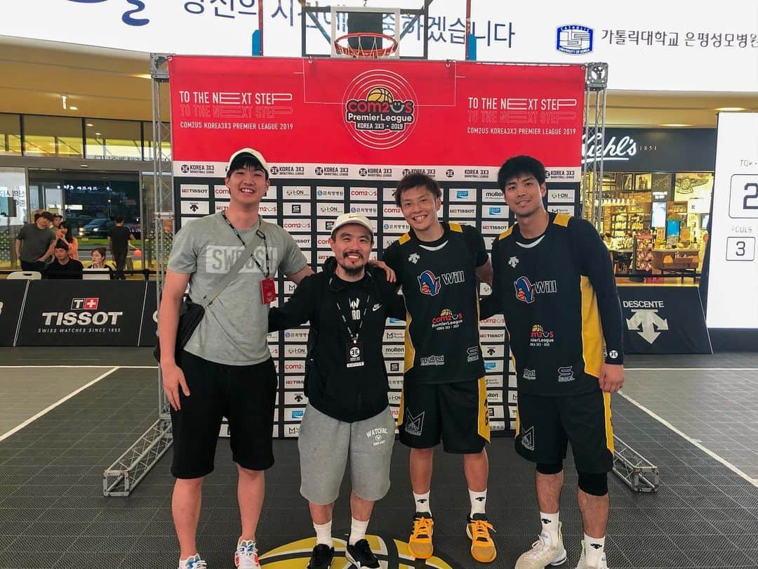 青木康平さんのインスタグラム写真 - (青木康平Instagram)「韓国3X3の開幕戦でした！ willのアドバイザーとして参加しましたが、僕の力不足で2位という非常に悔しい結果になりました。。 優勝したTOKYO DIMEはさすがの集中力でした！おめでとうございます。 KBLから参戦してくれたチョン ヒョヌ！ありがとう🙇 この負けを活かせるように頑張ります🙇 また、応援団長の韓国アイドルグループのマイネームのインスと日本から沢山の応援ありがとうございました！！ マネージャーのタイチありがとう👍笑 #will#大濠高校OB#ダイスケ初負け#ごめんなさい🙇‍♂️#リベンジ」5月19日 19時48分 - cohey11