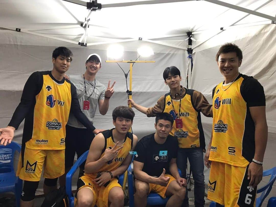 青木康平さんのインスタグラム写真 - (青木康平Instagram)「韓国3X3の開幕戦でした！ willのアドバイザーとして参加しましたが、僕の力不足で2位という非常に悔しい結果になりました。。 優勝したTOKYO DIMEはさすがの集中力でした！おめでとうございます。 KBLから参戦してくれたチョン ヒョヌ！ありがとう🙇 この負けを活かせるように頑張ります🙇 また、応援団長の韓国アイドルグループのマイネームのインスと日本から沢山の応援ありがとうございました！！ マネージャーのタイチありがとう👍笑 #will#大濠高校OB#ダイスケ初負け#ごめんなさい🙇‍♂️#リベンジ」5月19日 19時48分 - cohey11