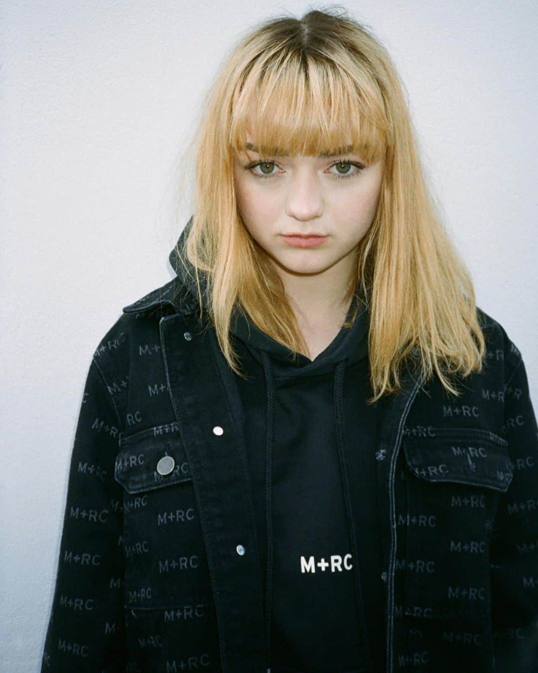 メイジー・ウィリアムズのインスタグラム：「🖤」