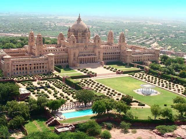 マヘル・ザインさんのインスタグラム写真 - (マヘル・ザインInstagram)「I’m staying here today! 😃 Would like to thank @tajhotels for hosting me during my stay here in #jodhpur! And a special thanks for the warm and royal welcoming 😊🙏🏼 I’m truly honored! ~ Umaid Bhawan Palace, located in Jodhpur in Rajasthan, India, is one of the world's largest private residences. A part of the palace is managed by Taj Hotels. Named after Maharaja Umaid Singh, grandfather of the present owner Gaj Singh. The palace has 347 rooms and is the principal residence of the former Jodhpur royal family. A part of the palace is a museum.」5月19日 19時44分 - maherzainofficial