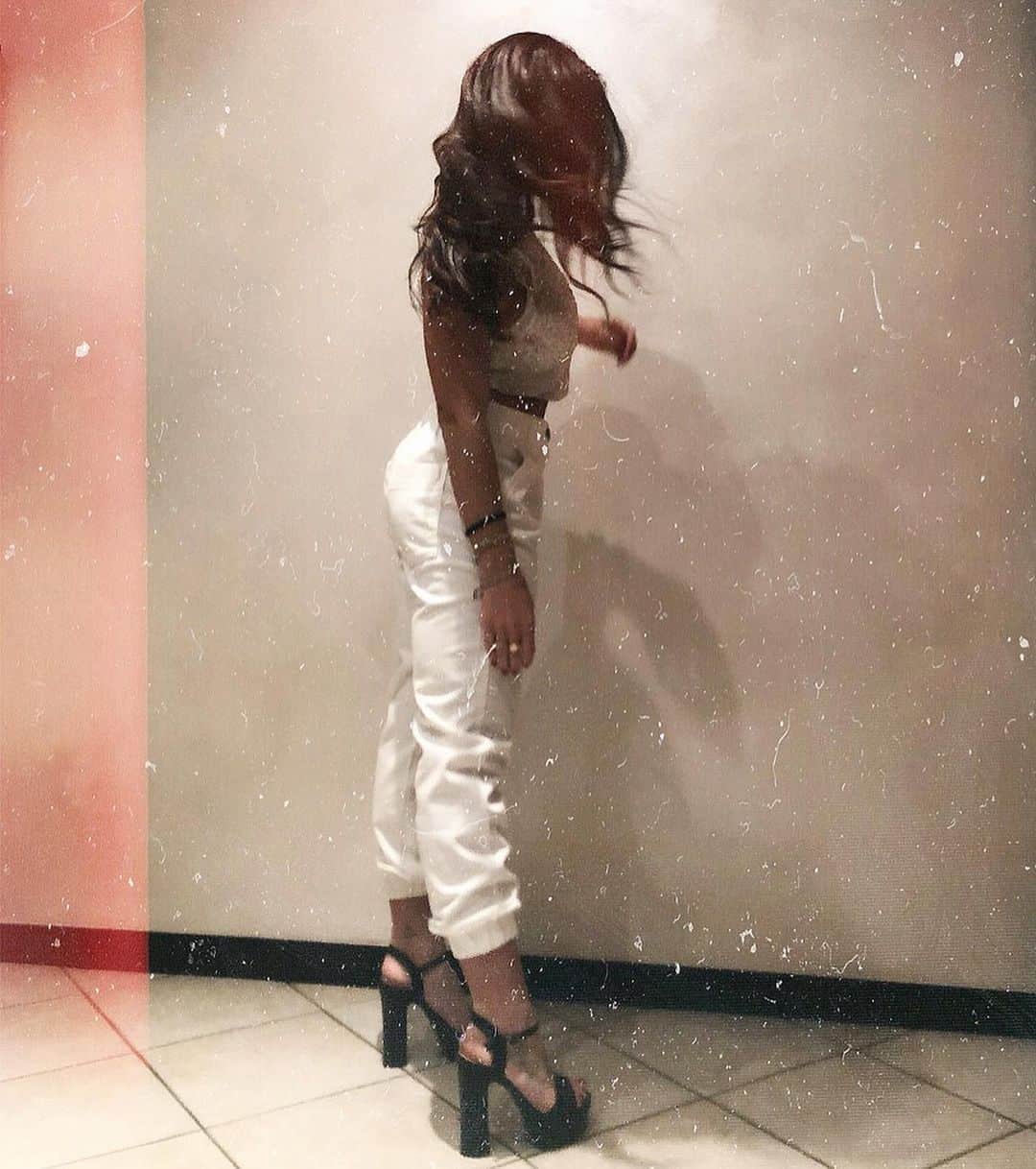 イナス・マリアーニのインスタグラム：「life is tricky baby stay in your magic  #outfitinspiration #outfitideas #outfitofthenight」
