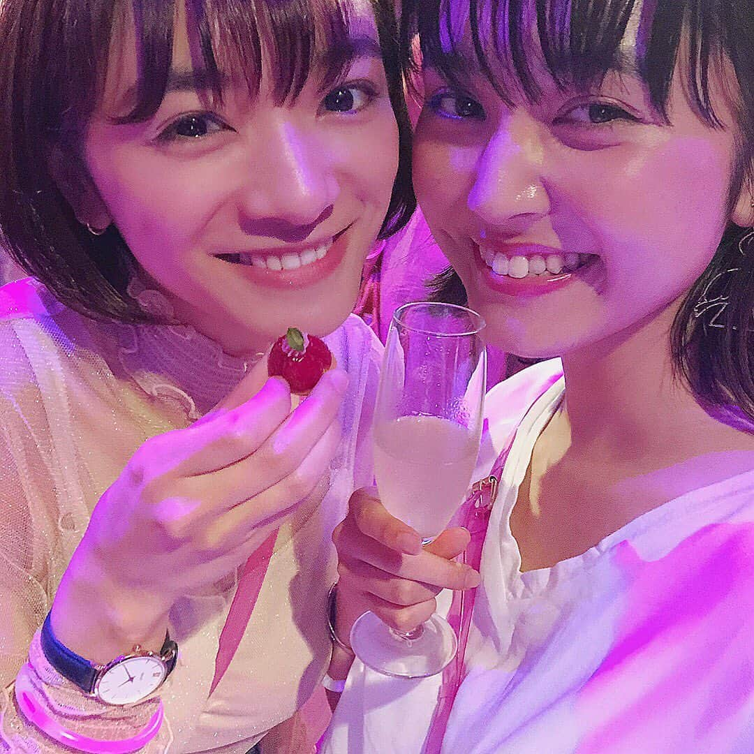 笛木陽子さんのインスタグラム写真 - (笛木陽子Instagram)「. . 同じViVigirlのるんたん💘 . 2枚目、1年前くらいのなんだけど 私の変わりようよ🤘🏻笑 . . #pic#photo#vivi#vivigirl#fashion#model#hikaru#cute#friend#shorthair#memory#event#一年前#ショート#ボブ#モデル#インフルエンサー#仲良し#フエキ#何があったのか#イメチェン#ライダース#イケメン風」5月19日 19時46分 - yoko_fueki56