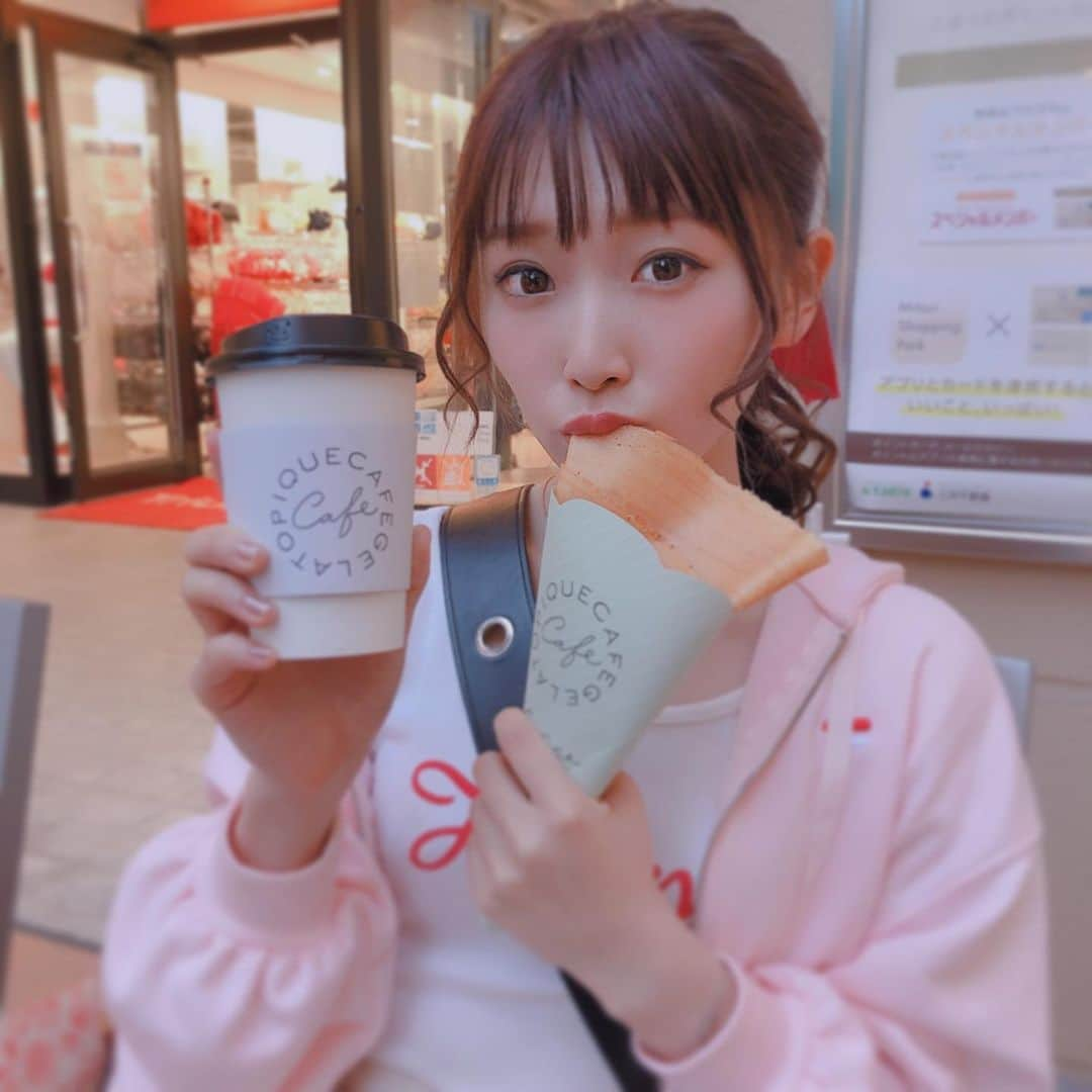 平野友里（ゆり丸）さんのインスタグラム写真 - (平野友里（ゆり丸）Instagram)「🍪この前ママとピヨと幕張のアウトレットに行ったんだけど、 そこで行ったジェラピケのカフェがとっても可愛かったよ〜🐏☁️ ♡  ピヨと一緒だったから外のテーブルで食べたんだけど、カフェの中の内装が水色と白を基調としてて可愛かった☁️💙 ♡ 🎀バターとお砂糖のクレープ 👛520円 ♡ ☕️ピケラテ 👛430円 ♡  クレープが生地の味や香りも 良くてすっごくおいしかった！ また食べたい🥺💓 ・ ・ ・ ・  #ジェラピケ #ジェラピケカフェ #幕張 #幕張カフェ #幕張アウトレット #アウトレット #アウトレット戦利品 #千葉カフェ #カフェ巡り #カフェスタグラム #カフェ部 #カフェ好き #インスタ映え #フォトジェニック #ジェラートピケ #クレープ #カフェラテ #スイーツ #スイーツ巡り #カフェさんぽ #ポニーテール #フィラ #ハニーシナモン #コーデ #ゆり丸 #ゆり丸カフェ巡り」5月19日 19時57分 - yurimaruchan___