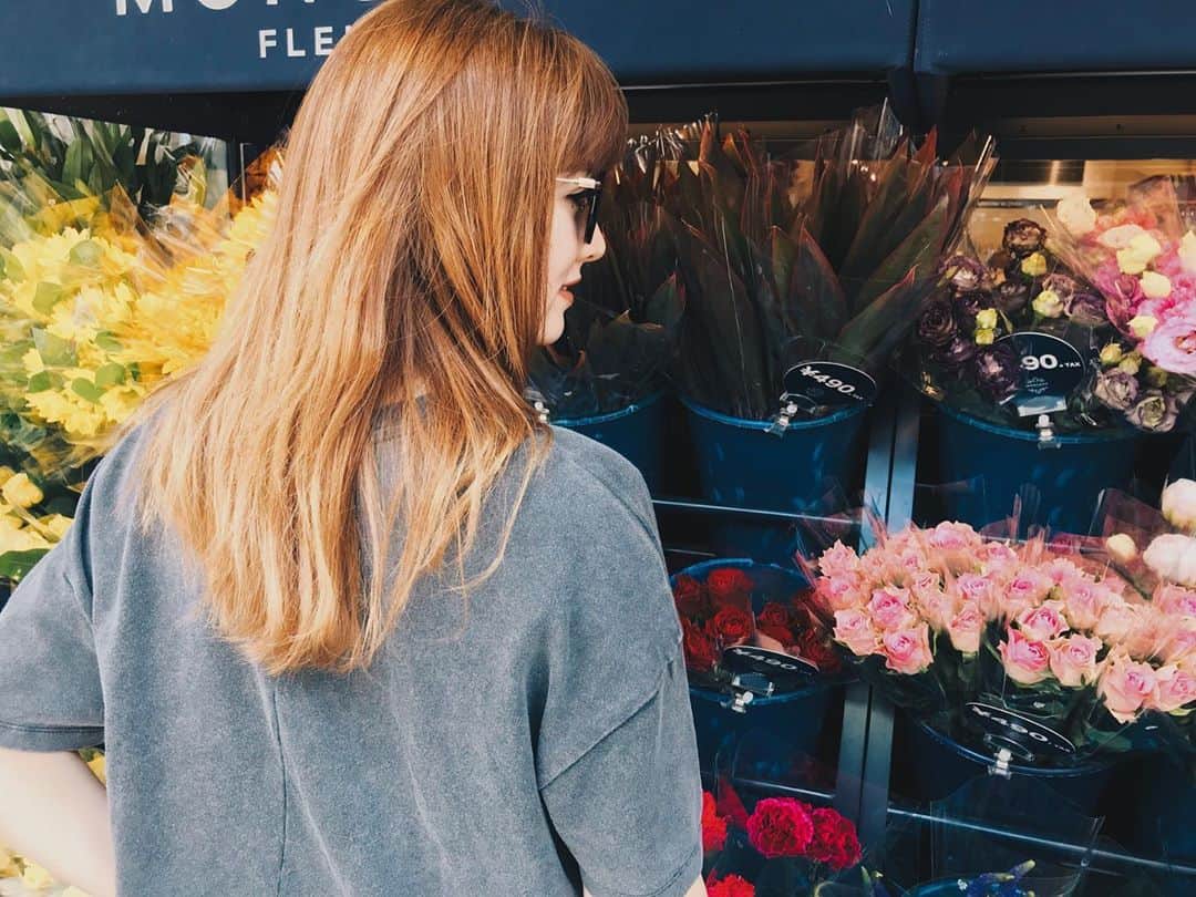 岡本杏理さんのインスタグラム写真 - (岡本杏理Instagram)「お花選びって本当に楽しい。 近くに来たら寄るところ🌼 #MONCEAUFLEURS」5月19日 19時50分 - anri_okamoto