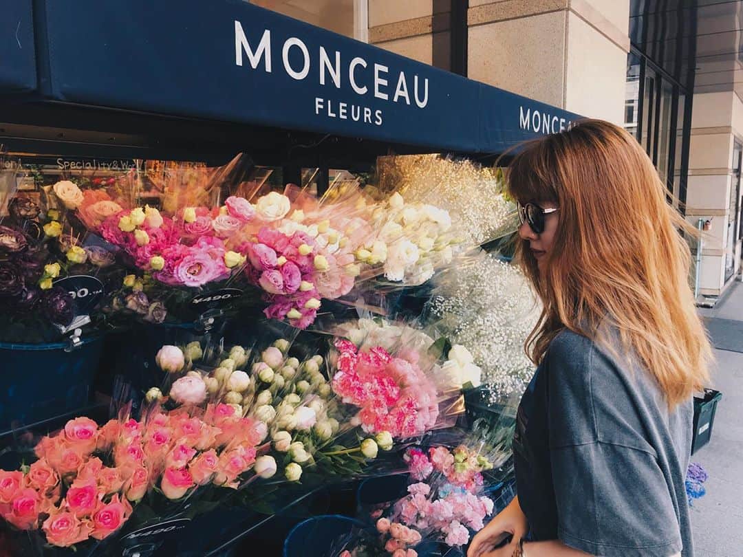 岡本杏理さんのインスタグラム写真 - (岡本杏理Instagram)「お花選びって本当に楽しい。 近くに来たら寄るところ🌼 #MONCEAUFLEURS」5月19日 19時50分 - anri_okamoto