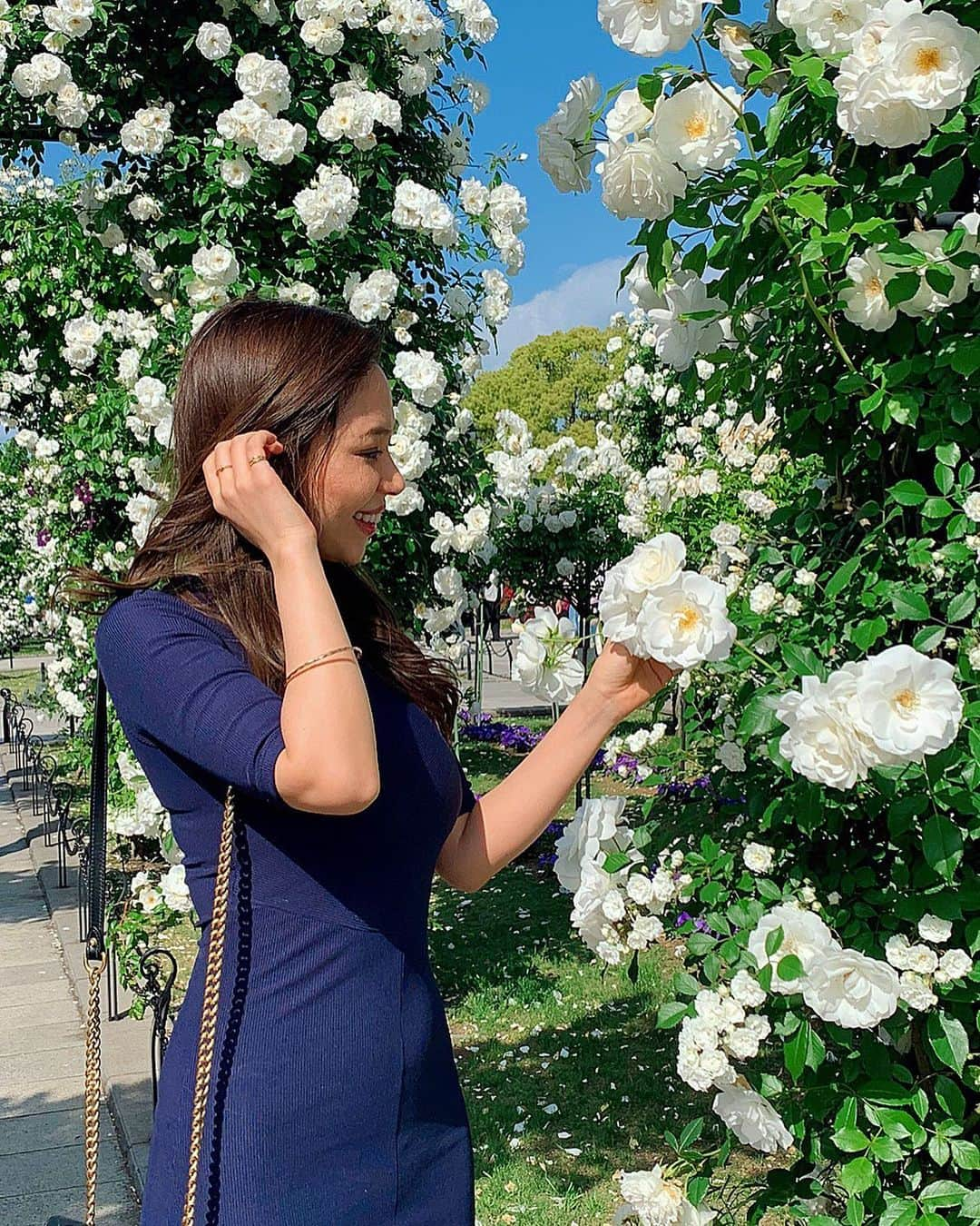 エリカ・セイラさんのインスタグラム写真 - (エリカ・セイラInstagram)「🌹🌹🌹 #roses #flowers #yokohama #yamashitapark #halfjapanese #ハーフ #eurasian #山下公園 #山下公園バラ園 #バラ園 #rosegarden #薔薇園 #横浜 #薔薇 #ootd #キャンディキャンディ #アンソニー #アンソニーの庭」5月19日 19時52分 - erica_sarah_