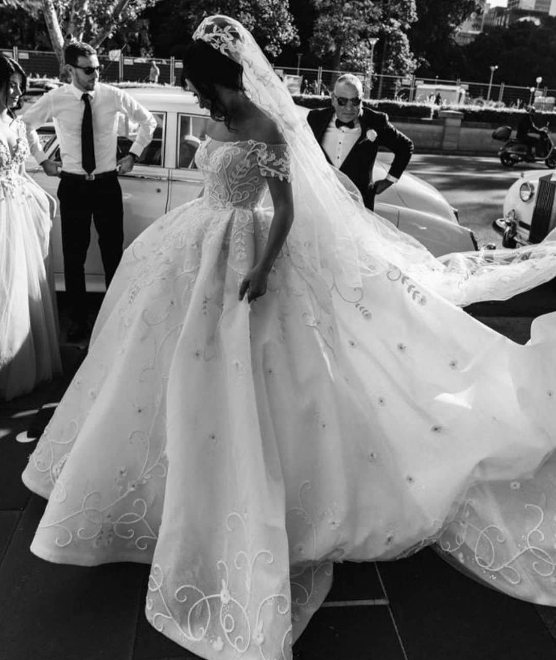 Steven Khalilさんのインスタグラム写真 - (Steven KhalilInstagram)「Pamela makes her grand entrance wearing a customized #stevenkhalil wedding gown. #stevenkhalilbride @siempreweddings」5月19日 19時56分 - steven_khalil