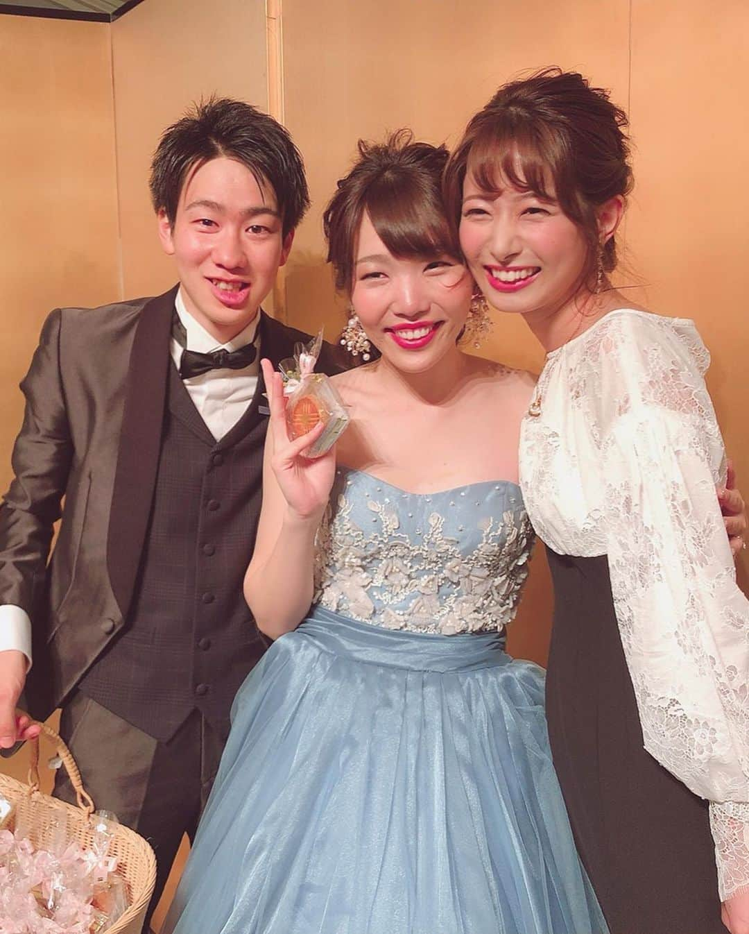 海老原優香さんのインスタグラム写真 - (海老原優香Instagram)「大学の先輩方の結婚式へ❣️ とっても素敵な披露宴でした😍 とっても綺麗〜末永くお幸せに✨  そして早朝ヘアセット！ 可愛くまとめていただきました✨ いつもありがとうございます🌈 #happywedding #congratulations#wedding  #おめでとうございます #ヘアアレンジ」5月19日 20時00分 - ebioffi