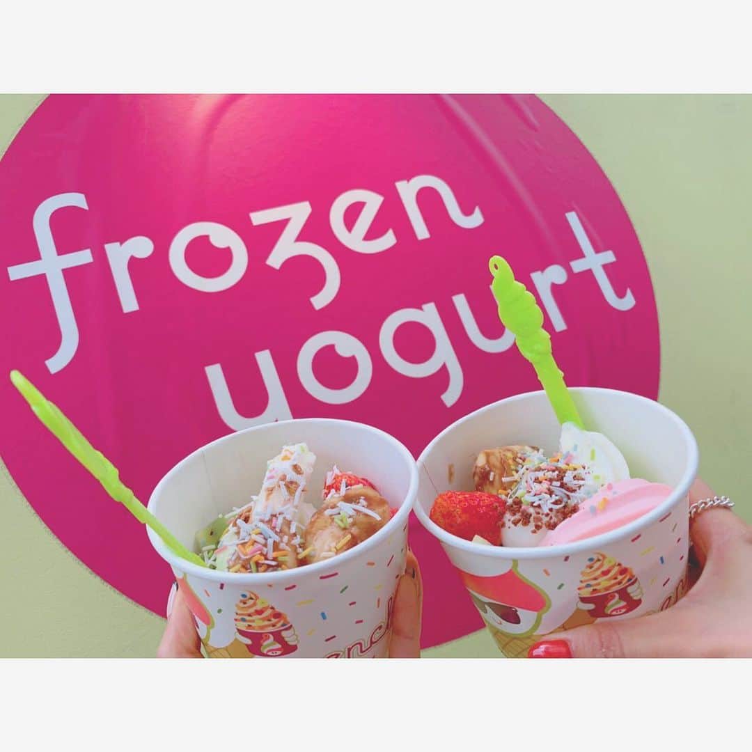 のインスタグラム：「トッピングを自分で好きなだけできちゃう量り売りスタイルのフローズンヨーグルトアイス🍨❤️ @yanameguchan と🤗 この後カフェでフライドポテトと五右衛門でパスタも食べてしもた💦 恐ろしい😭 #デブ活 #食べ過ぎ  #フローズンヨーグルトアイス」