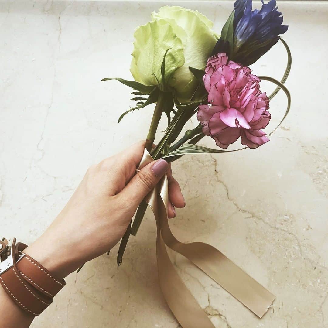 Bloomee LIFEさんのインスタグラム写真 - (Bloomee LIFEInstagram)「・⠀ 疲れてたり、余裕がなかったりすることもあるけど、花があると癒されますね😍⠀ ・⠀ Special Thanks Photo by⠀⠀ @canocokinjo⠀ ・⠀ グリーン、くすみピンクに、ブルーの組み合わせ💐⠀ リボンを茎にあしらって花瓶に飾っても素敵ですよ♪⠀ ・⠀ #bloomeelife#ブルーミーライフ#花のある生活#花好きな人と繋がりたい#おうち時間#花部#花写真#花が好き#花を飾る#暮らしを楽しむ#日々の暮らし#丁寧な暮らし#日々#お花のある暮らし#ナチュラル#素敵な休日#暮らしを整える#くらしのきほん#日々の暮らしを楽しむ#丁寧に暮らす#flowerstagram #花束#シンプル#リボン#フラワーアレンジメント#ミニブーケ#バラ#カーネーション#ローズ」5月19日 20時00分 - bloomee