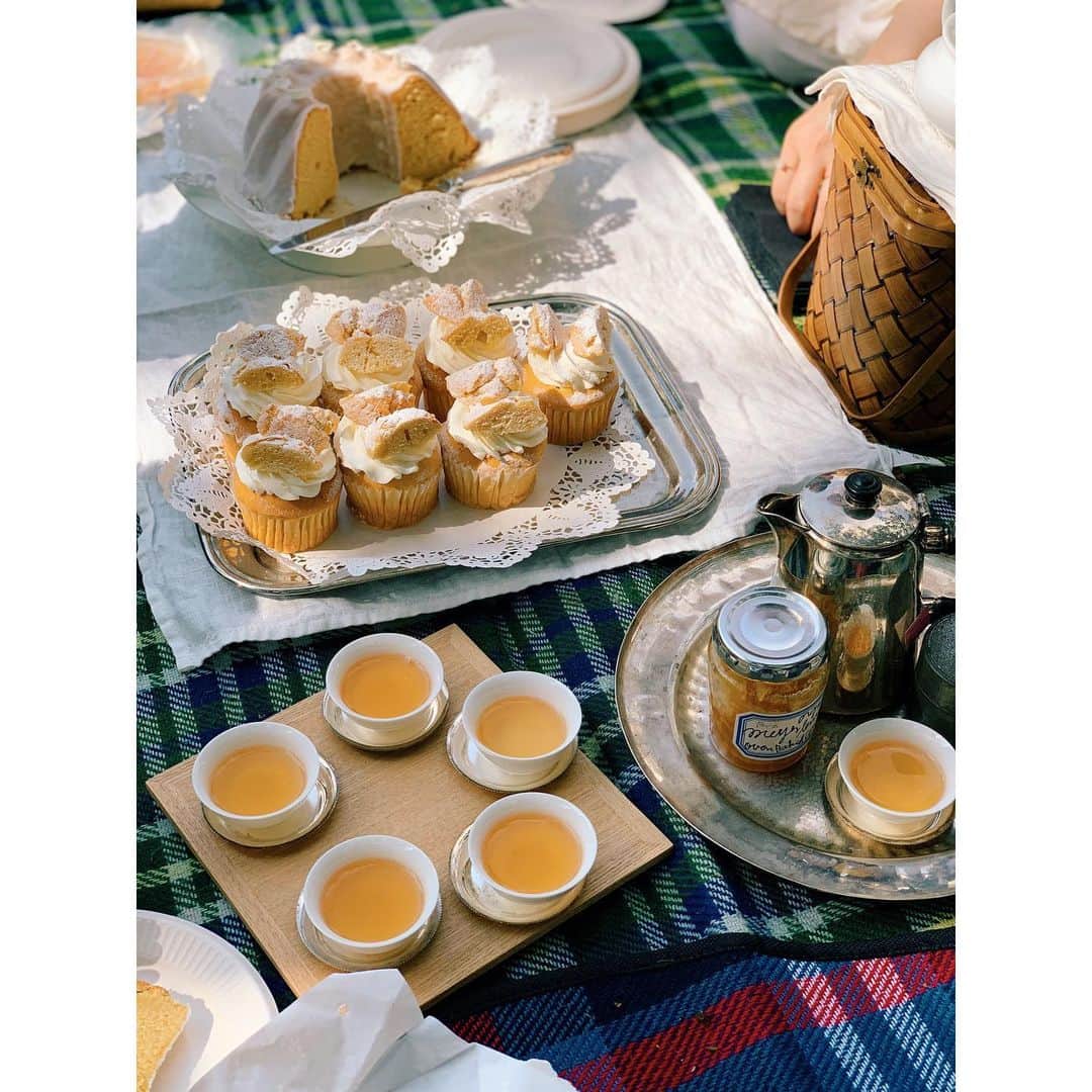 市川実和子のインスタグラム：「🍋🦋🍋 今年も５月が来たから、真美ちゃんの仕業、ぶっちぎり最高ピクニック。レモンケーキとバタフライケーキ。 わたしは大切にしまい込んでいた @riccafukuda 先生のマイヤーレモンのベイクドコンフィを開封。なんておいしいのー！」