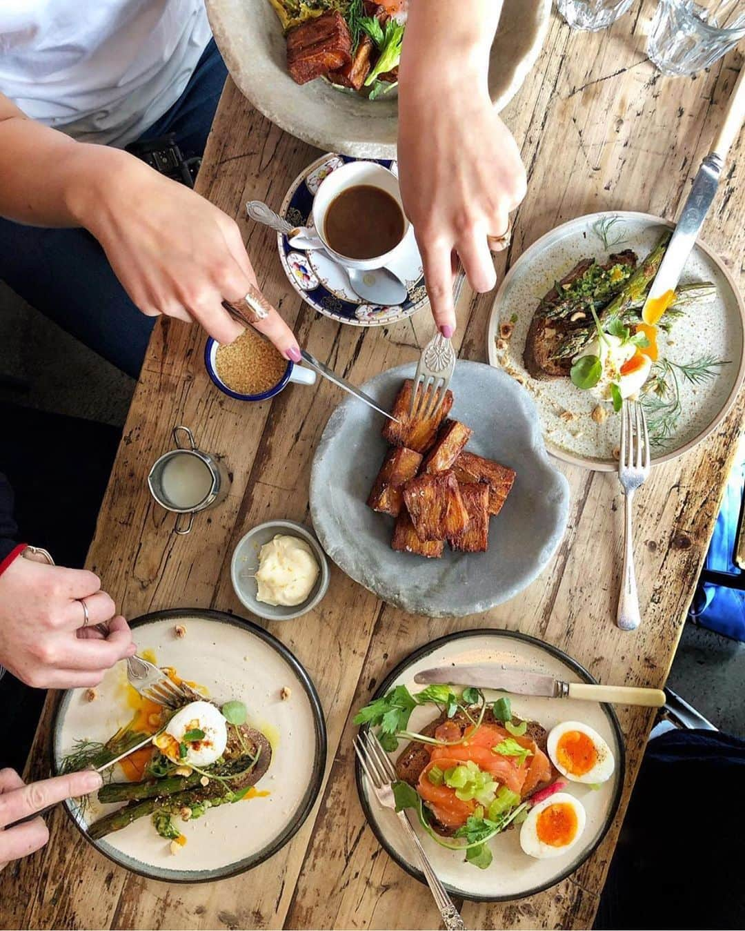 @LONDON | TAG #THISISLONDONさんのインスタグラム写真 - (@LONDON | TAG #THISISLONDONInstagram)「@felicityspector says... Brunch joy today @thedairyclapham with some truly fantastic food - tag your brunch crew 👇🏼👇🏼 I’ve gone for smoked salmon and creme fraiche with soft boiled Cacklebean eggs on my favourite soda bread... we’ve also got grilled asparagus and eggs with smashed broad beans on toast and a huge bowl of crisp confit potatoes. And there is brioche French toast with rhubarb still to come for dessert! 😱 I think I rather like having Saturdays off work - especially here with @talia.berk @emmahitsthespot @ellie_croissant with no reason to rush off! 🌟🌿🍳🥐🔥✨😊 . . . . . . #asparagus #smokedsalmon #onmytable #tablesituation #clapham #makeitdelicious #topcitybites #foodfeed #thisislondon #londonisopen #londonfood」5月19日 20時01分 - london