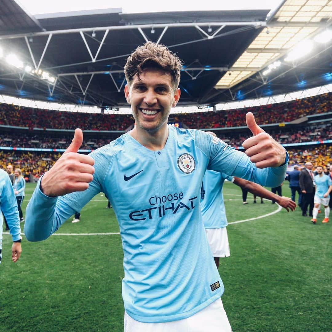 マンチェスター・シティFCさんのインスタグラム写真 - (マンチェスター・シティFCInstagram)「I wish I had more hands, so I could give this season four thumbs up 👍 #mancity」5月19日 20時02分 - mancity